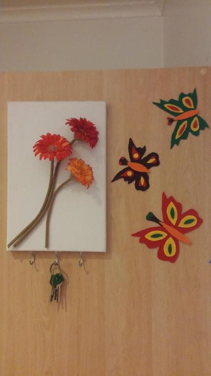 里斯本Studio Telheiras的一只花在墙上的蝴蝶画