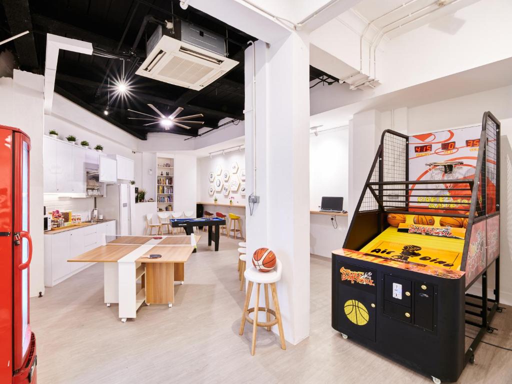 新加坡BEAT. Sports Hostel的一间设有乒乓球游戏和一张桌子的房间