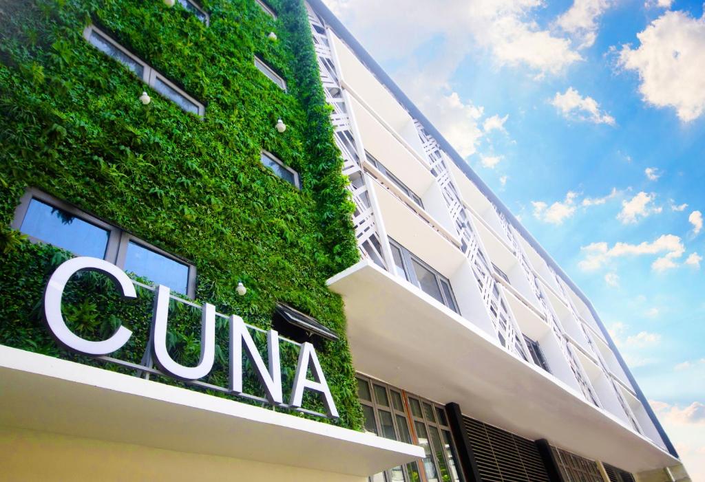 爱妮岛库纳酒店 的旁边是一座常春藤绿色的建筑