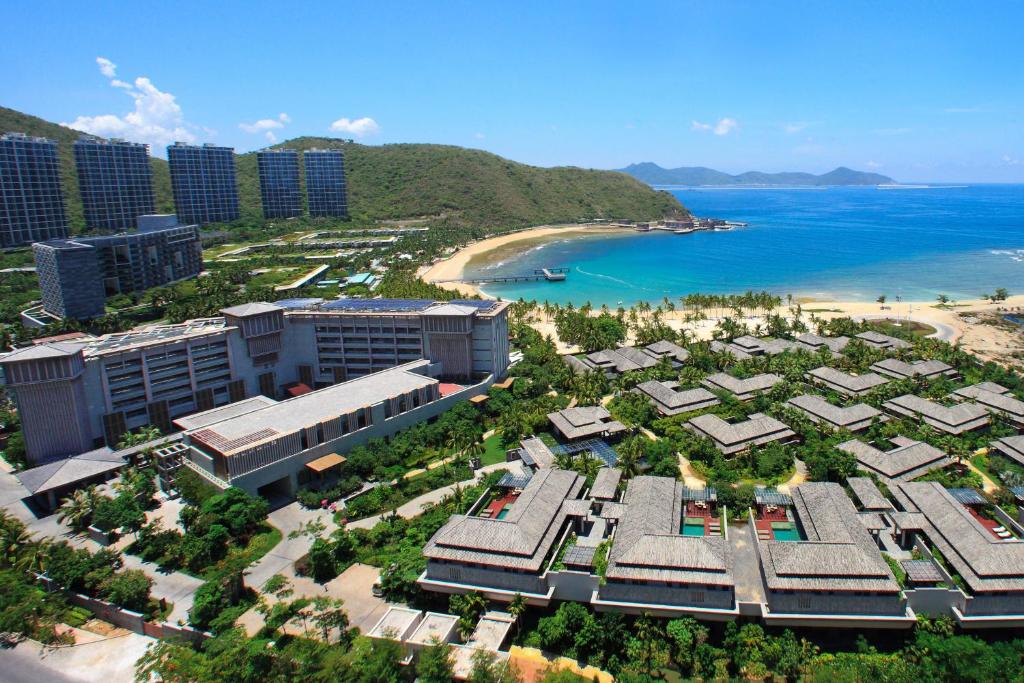 三亚三亚鹿回头度假酒店的享有度假胜地和海滩的空中景致