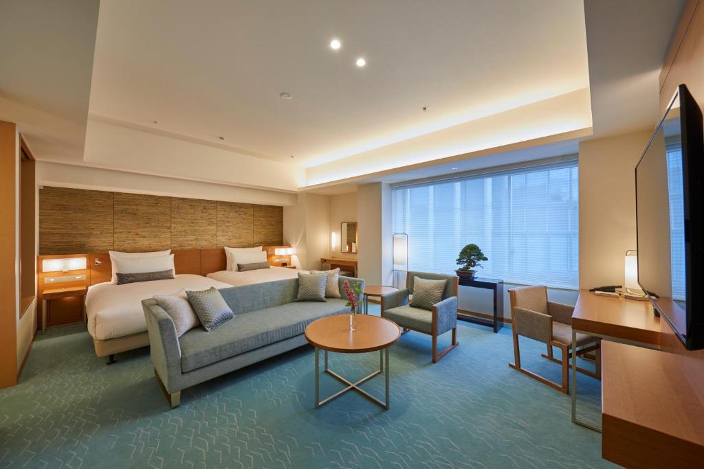 东京THE KITANO HOTEL TOKYO的酒店客房,配有床和沙发