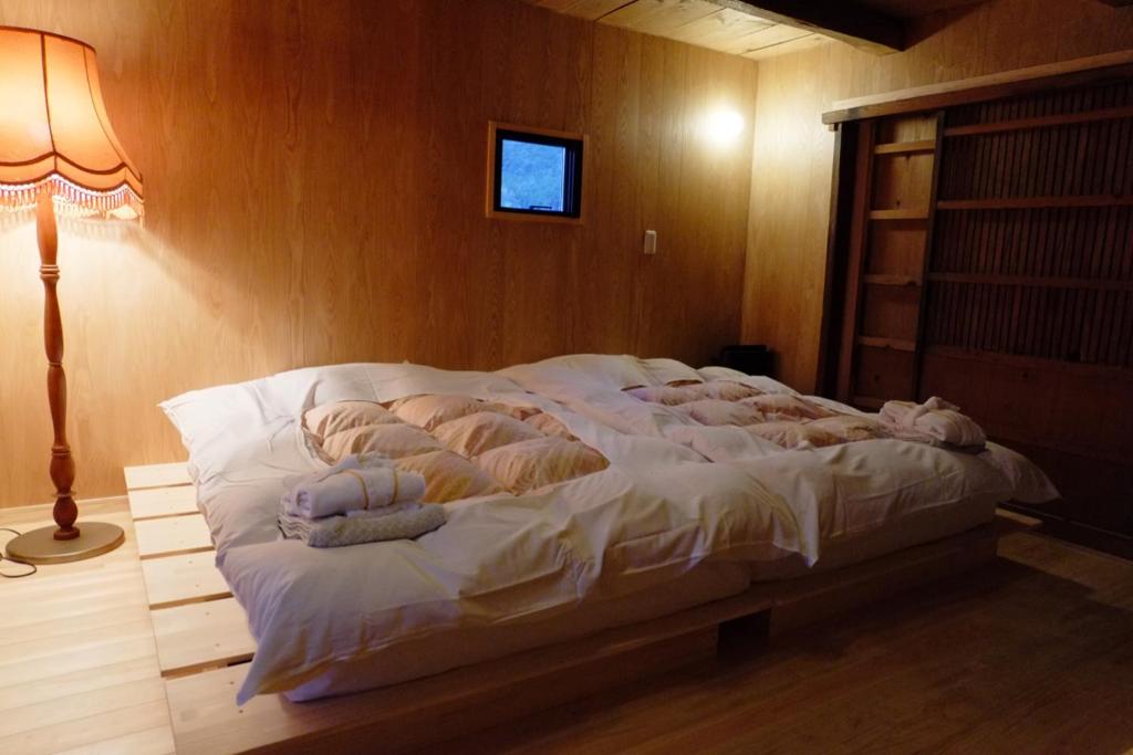Kokuryō無鹿リゾート的一间卧室配有带毛巾的床
