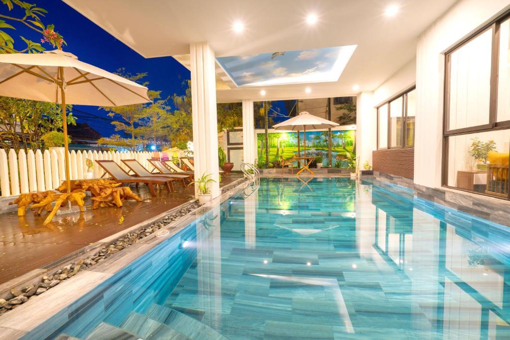 会安Hoi An Grace River Villa的一座别墅内的游泳池