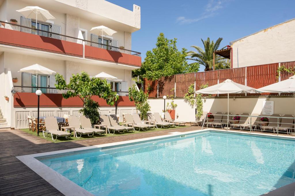 加藤-达拉特索塔洛斯酒店公寓的酒店前的游泳池
