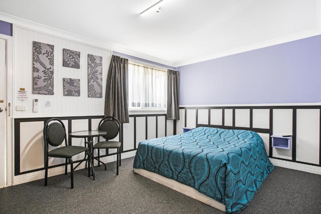 塔姆沃思塔姆沃思汽车旅馆的卧室配有一张床和一张桌子及椅子