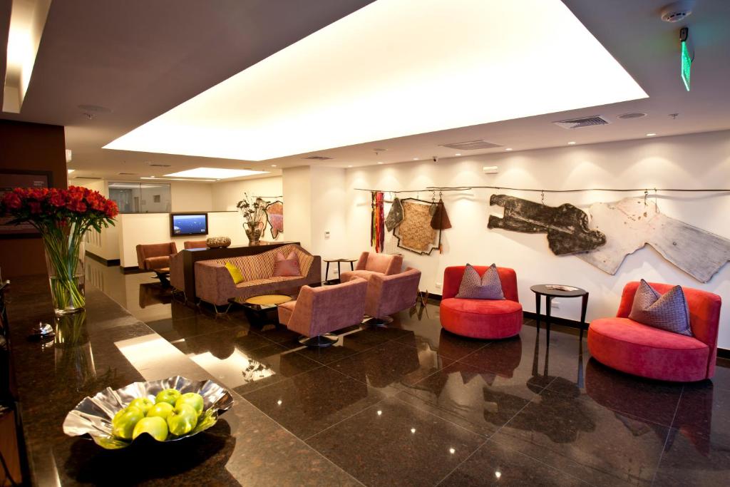 利马米拉弗洛雷斯拉尔科大地生活酒店的大厅,在房间内配有沙发和椅子