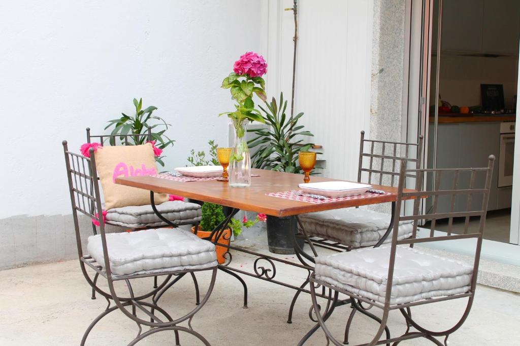 坎巴多斯Apartamento nuevo con terraza的天井上的木桌和椅子