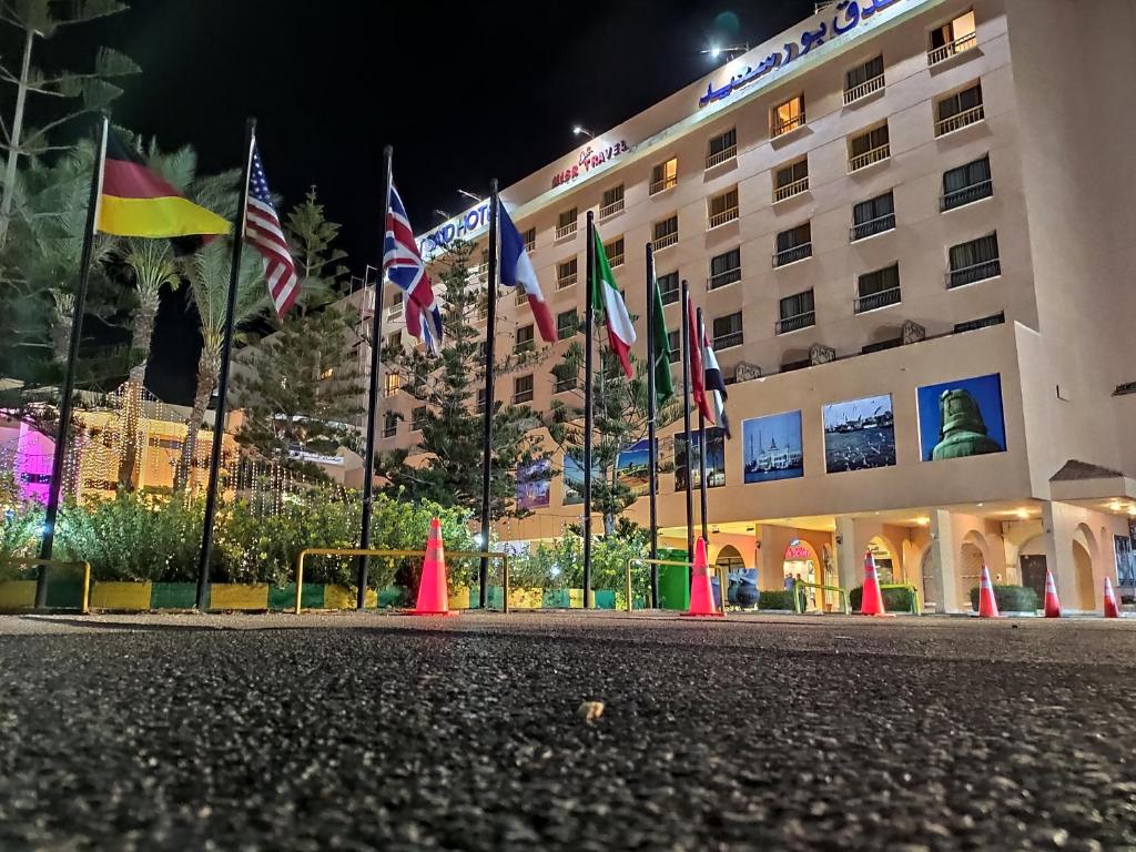 塞得港PortSaid Hotel的酒店前一排旗帜