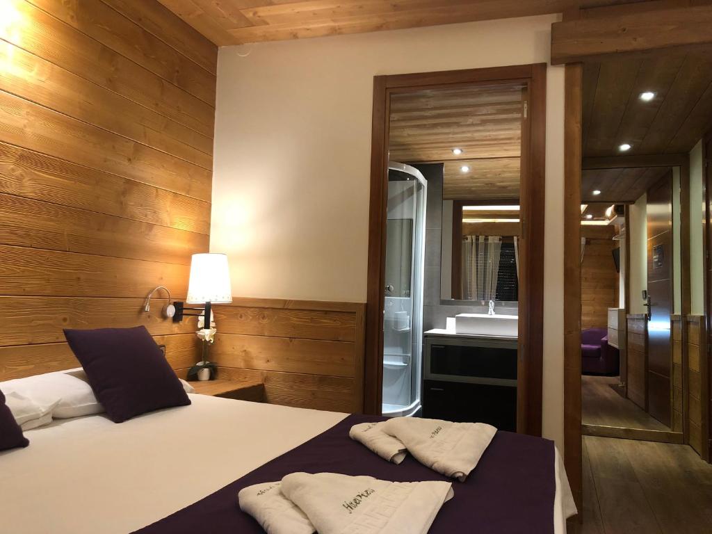 圣洛伦索-德莫鲁尼斯皮特尤斯旅馆的一间卧室配有一张床,浴室设有水槽