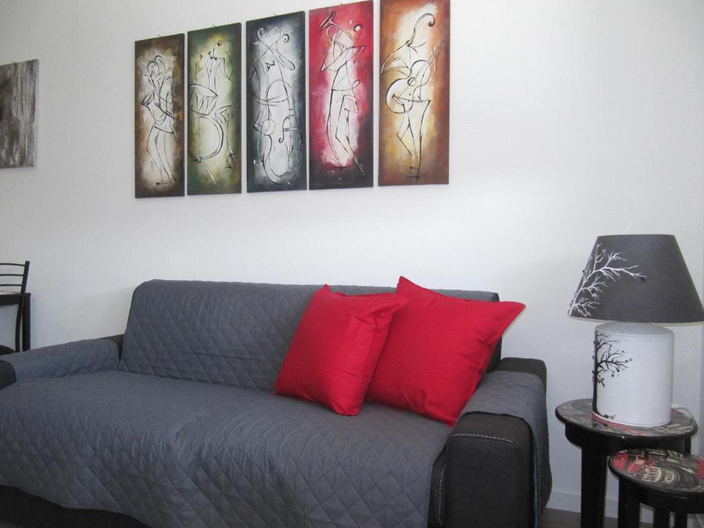 塞斯托-圣乔凡尼Station Home的客厅设有沙发,墙上挂有四幅画作