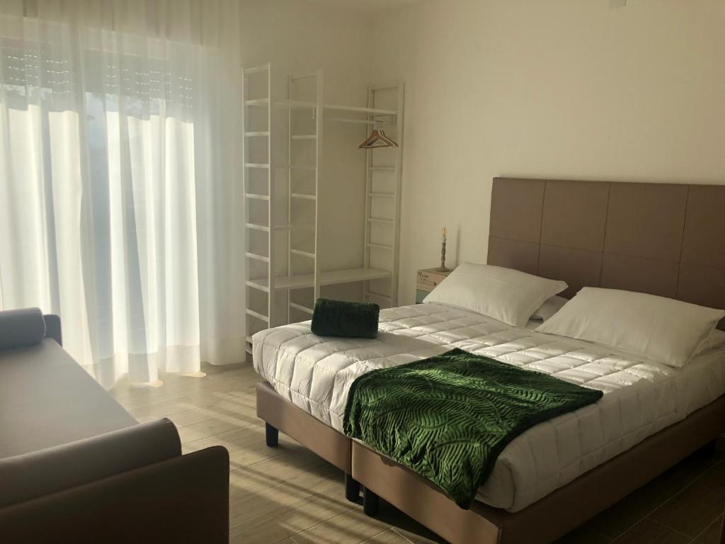 EracleaSole&Luna - Rooms的一间卧室配有一张带绿毯的床