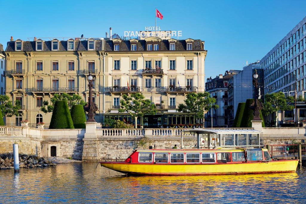 日内瓦丹格利特酒店的建筑物前水面上的黄色船