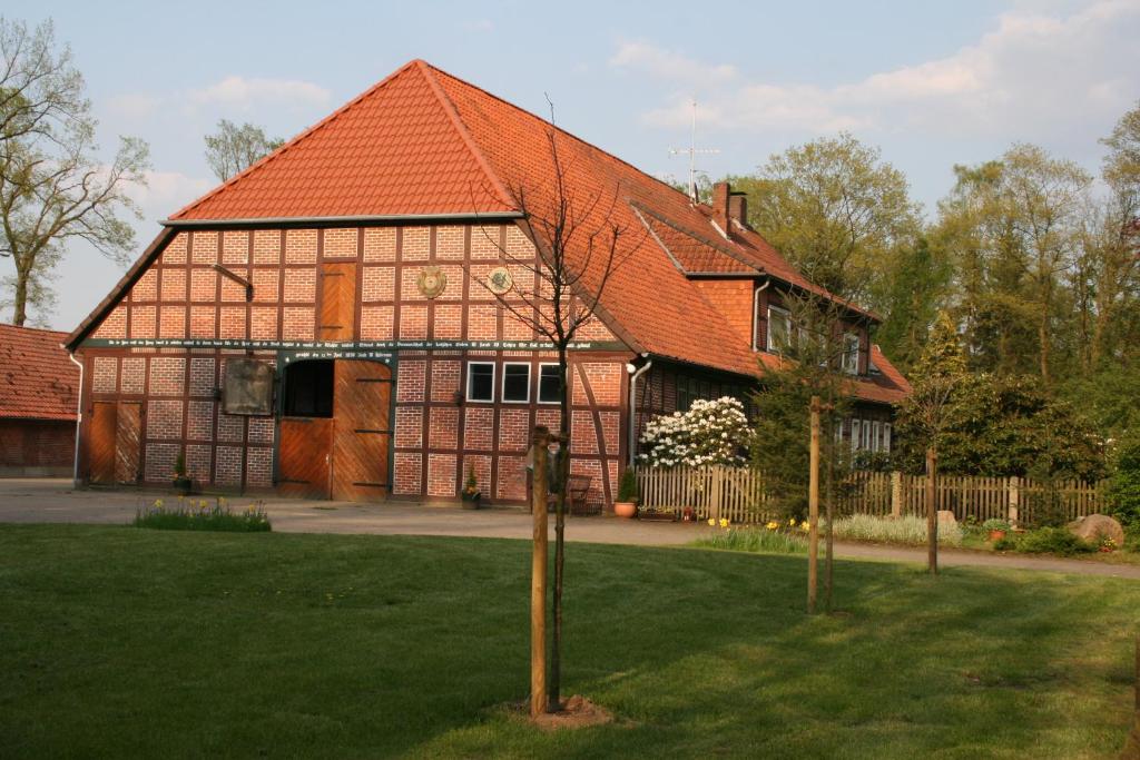 维岑多夫Kreugers Hof的一座大房子,在院子里有橙色的屋顶
