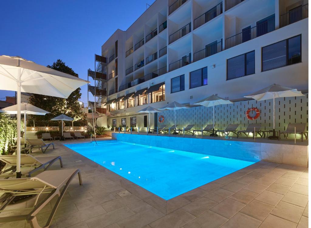塔拉戈纳努里亚酒店的夜间在酒店前的游泳池