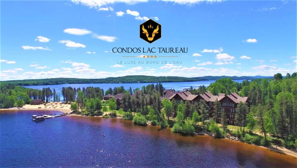 圣米歇尔德圣Les Condos Du Lac Taureau- Rooms & Condos的享有湖上度假村的空中景致