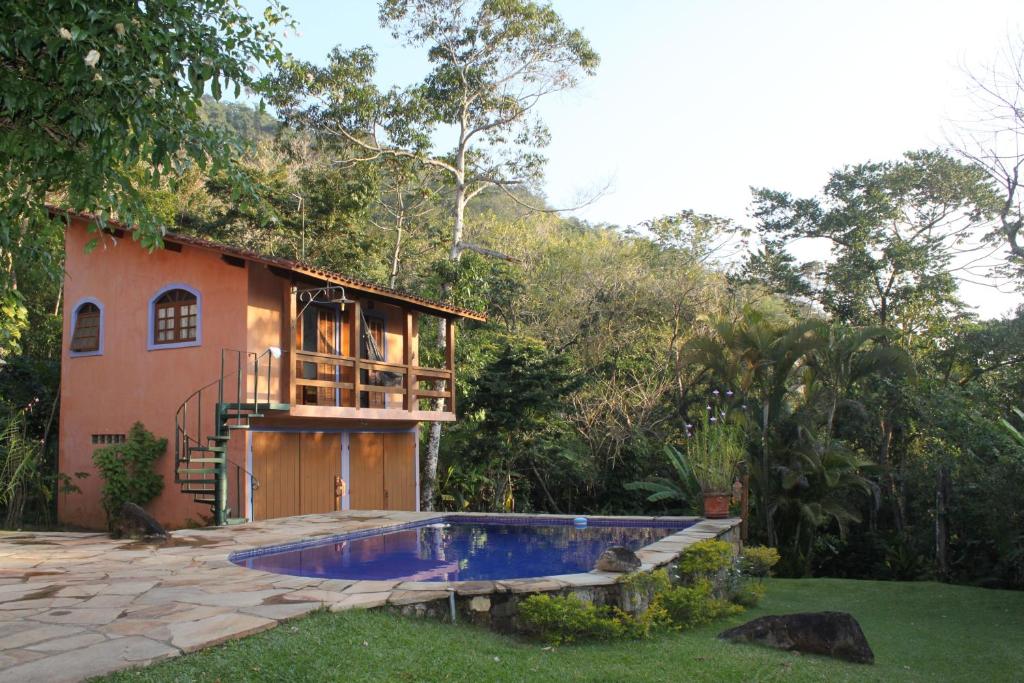 伊利亚贝拉Chaleilhabela的庭院中带游泳池的房子