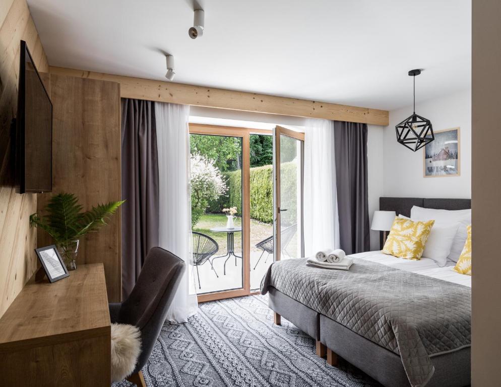 维斯瓦Villa Górska Ski & Bike的一间卧室设有一张床和一个阳台