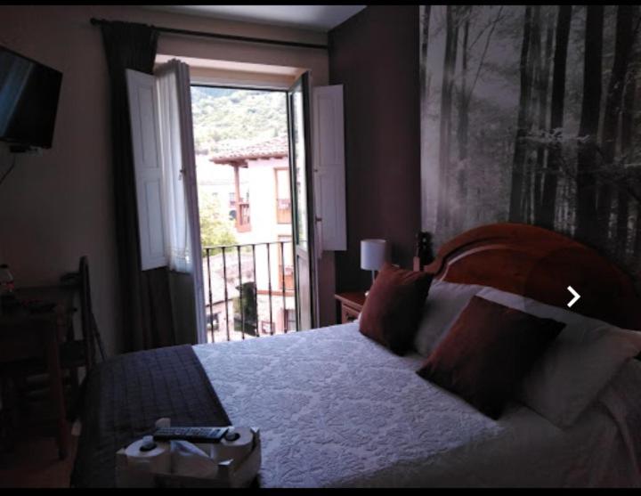 波特斯Casa Favila的一间卧室设有一张大床和一个窗户。