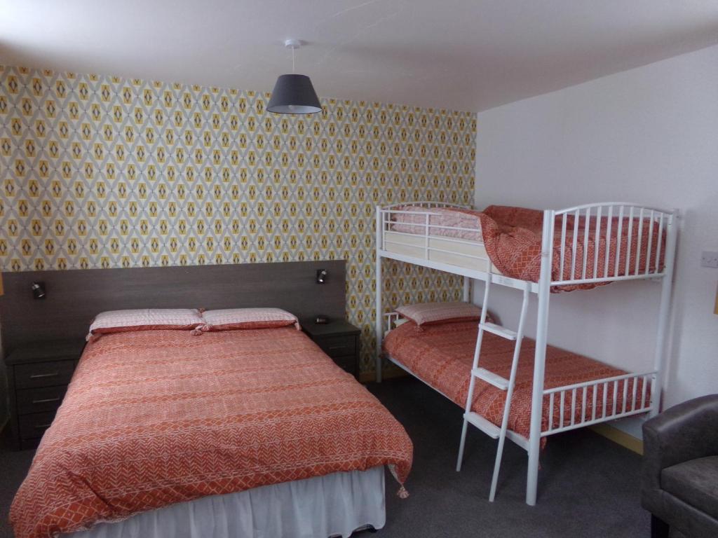 大雅茅斯St Annes的一间卧室设有两张双层床和梯子