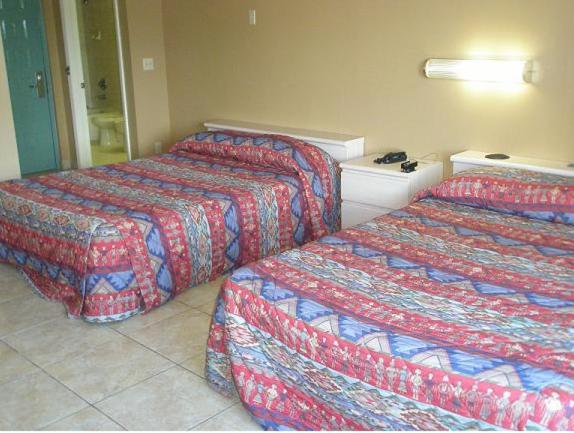 迈阿密迈阿密公主酒店的一间酒店客房,房间内设有两张床