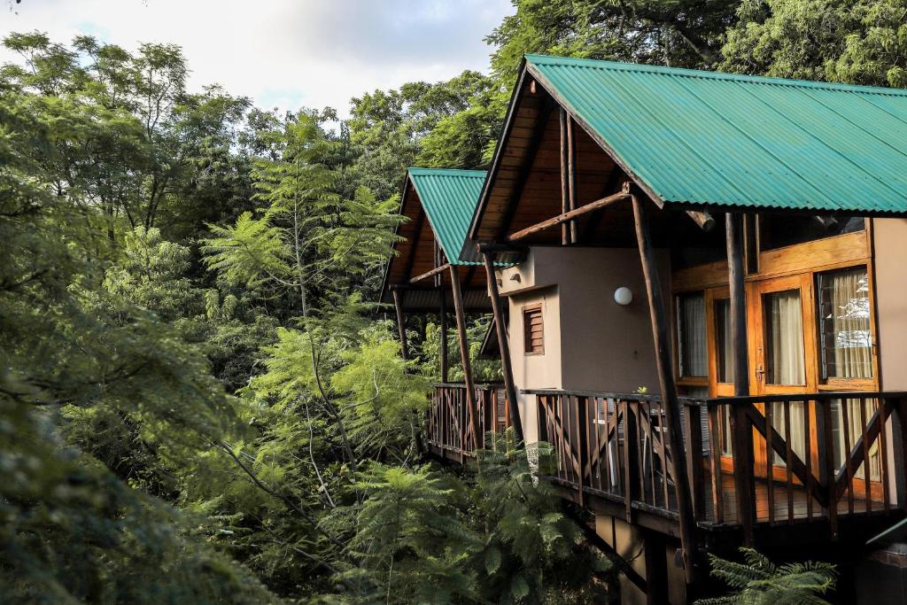 埃祖尔韦尼蒙特佳酒店的森林中带绿色屋顶的房子