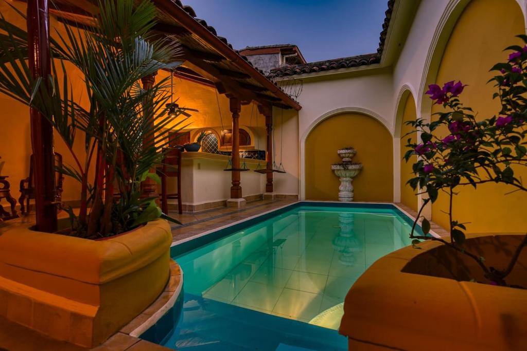 格拉纳达Casa de Arcos的游泳池,位于带房子的房间