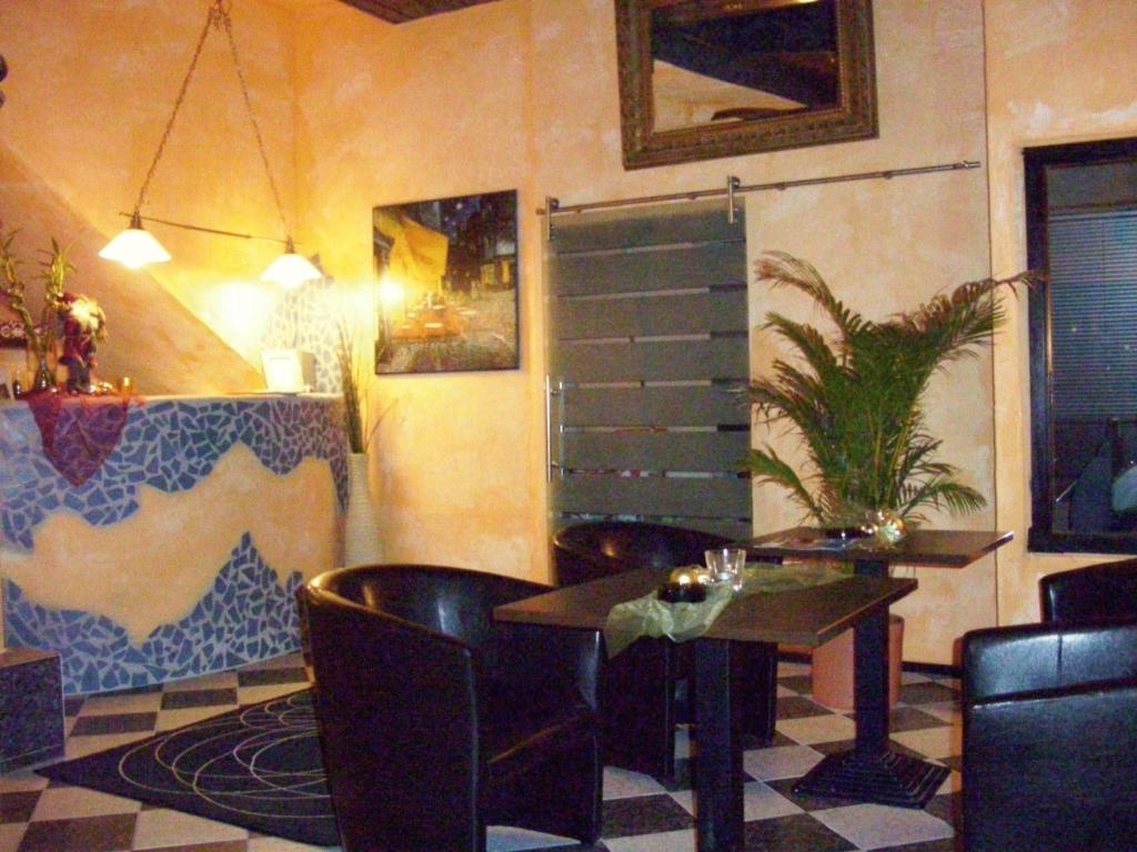 菲尔德施塔特弗瑞兹艺术酒店的一间在房间内配有桌椅的餐厅