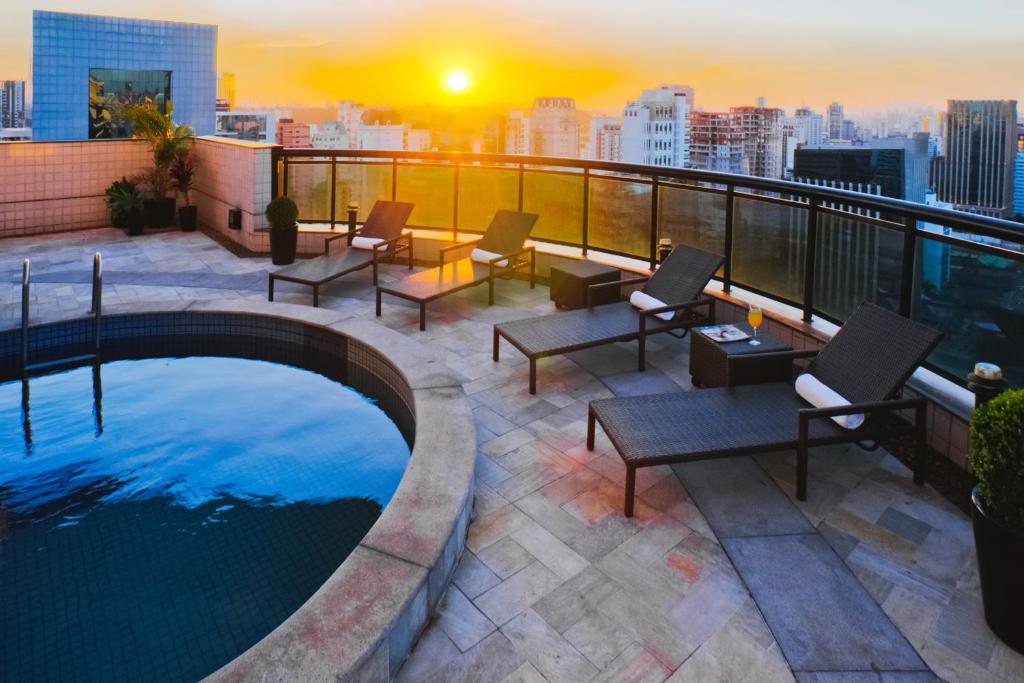 圣保罗法利亚利马蓝树高级酒店的一座带游泳池的屋顶露台