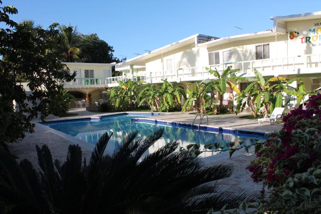 博卡奇卡Hotel Magic Tropical的大楼前的游泳池