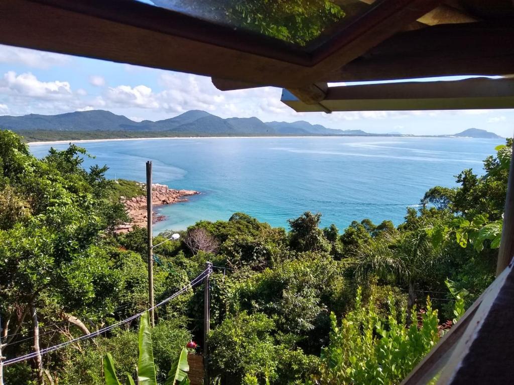 弗洛里亚诺波利斯Hostel do Morro的享有海景。