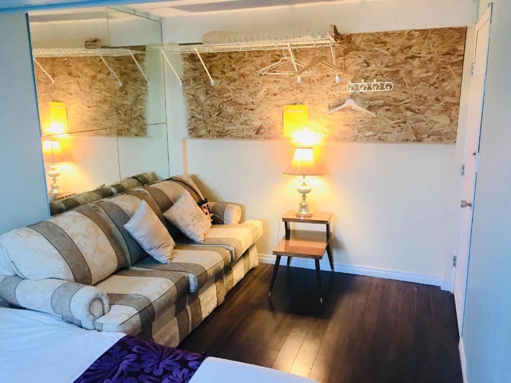 卡尔加里卡尔加里明星舒适之家旅馆的客厅配有沙发和桌子