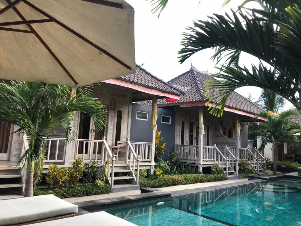 蓝梦岛瓦勒特乐园经济型酒店的房屋前有游泳池的房子