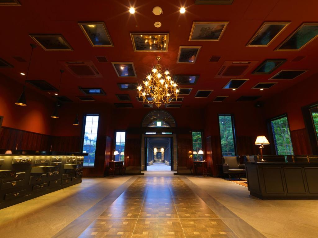 七饭函馆大沼鹤雅休闲度假温泉酒店 EPUY的大房间设有吊灯和木地板