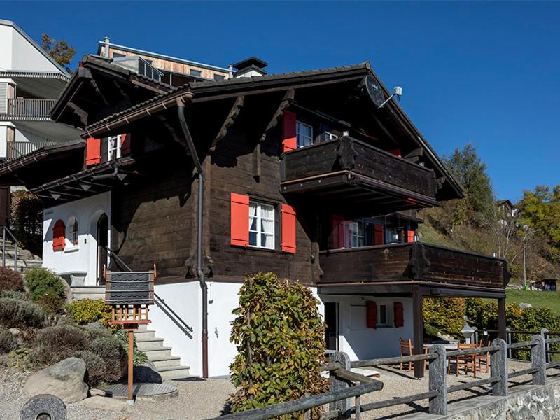 布赖尔Casa Vesta Magnifica Wildi的房屋设有红色百叶窗和阳台