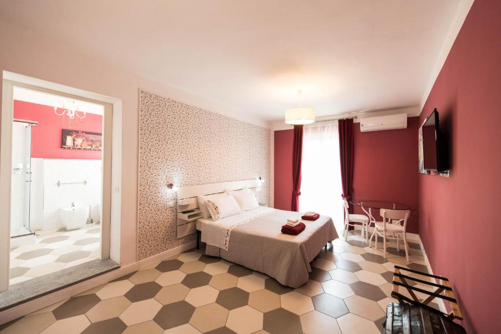 维纳利亚瑞勒Guest House - Il Cedro Reale的一间酒店客房 - 带一张床和一间浴室