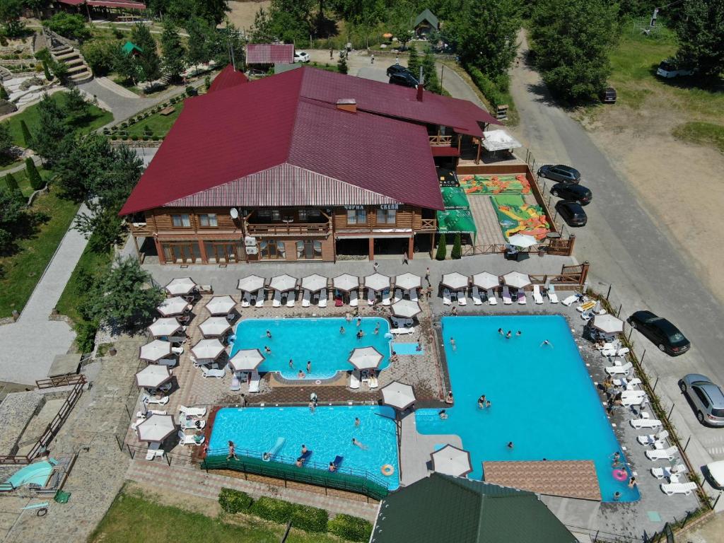 维诺吉拉季夫Chorna Skelya Resort & Wellness的享有带2个游泳池的度假村的顶部景致
