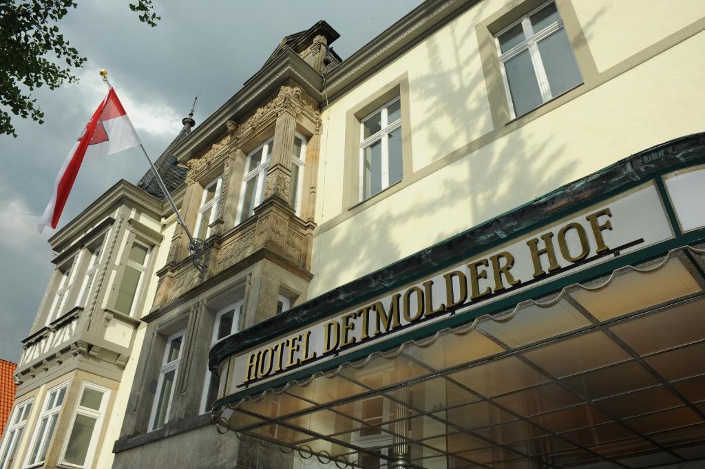 代特莫尔德德特莫尔德霍夫酒店的一座带酒店标志的建筑