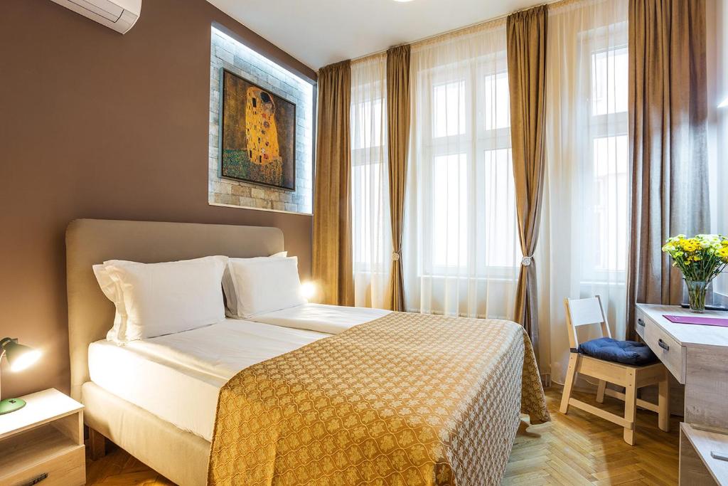 索非亚Sofia Place Hotel by HMG的酒店客房设有一张床、一张书桌和窗户。