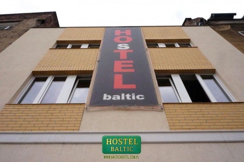 格但斯克Baltic Hostel的建筑一侧的酒店标志