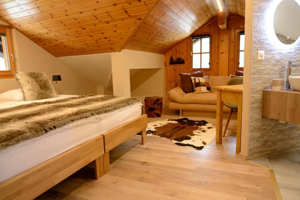 洪德莱斯维斯韦酒店的一间卧室设有一张床和一间客厅。