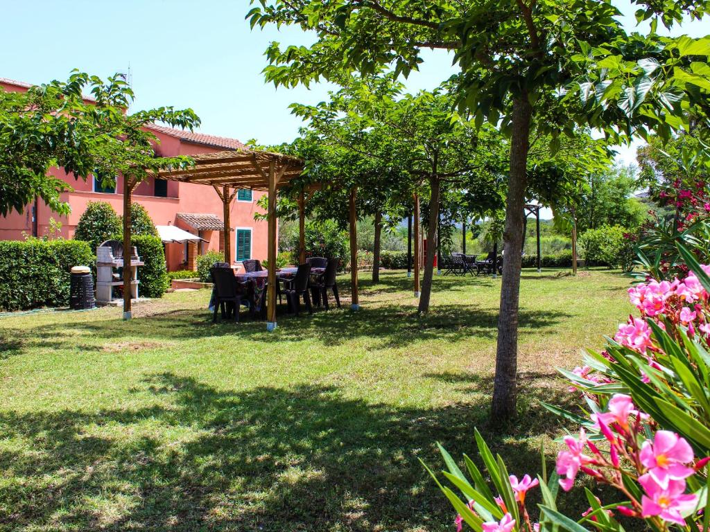 费拉约港Bed & Bike Casa dei Papi的花园配有桌椅和树木