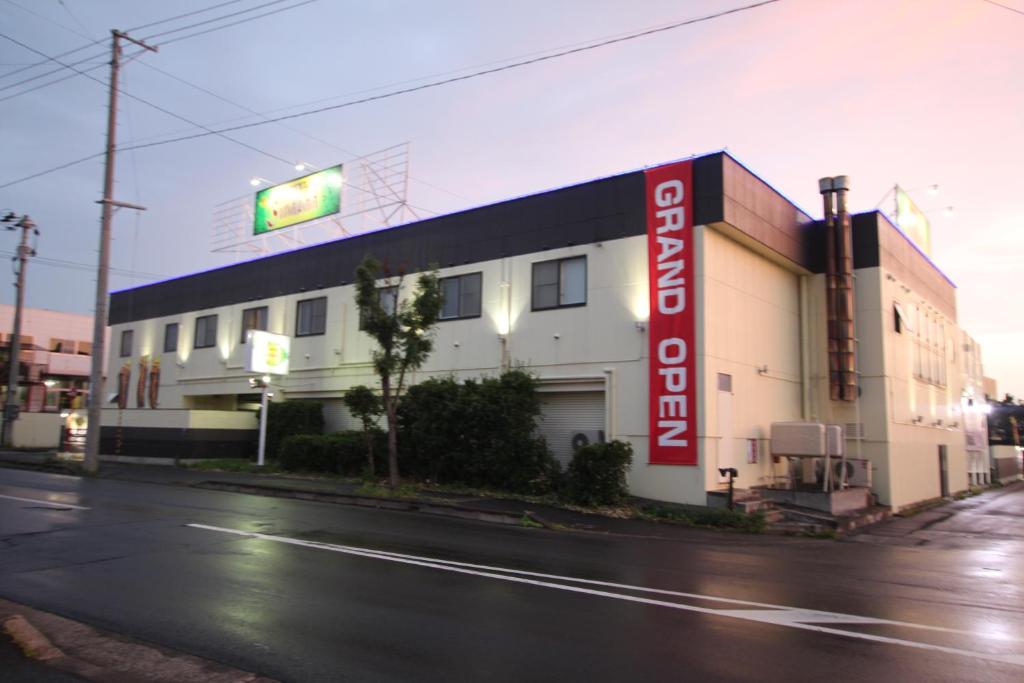 弘前市Hotel Sindbad Hirosaki-Adult Only的街道边有标志的建筑物