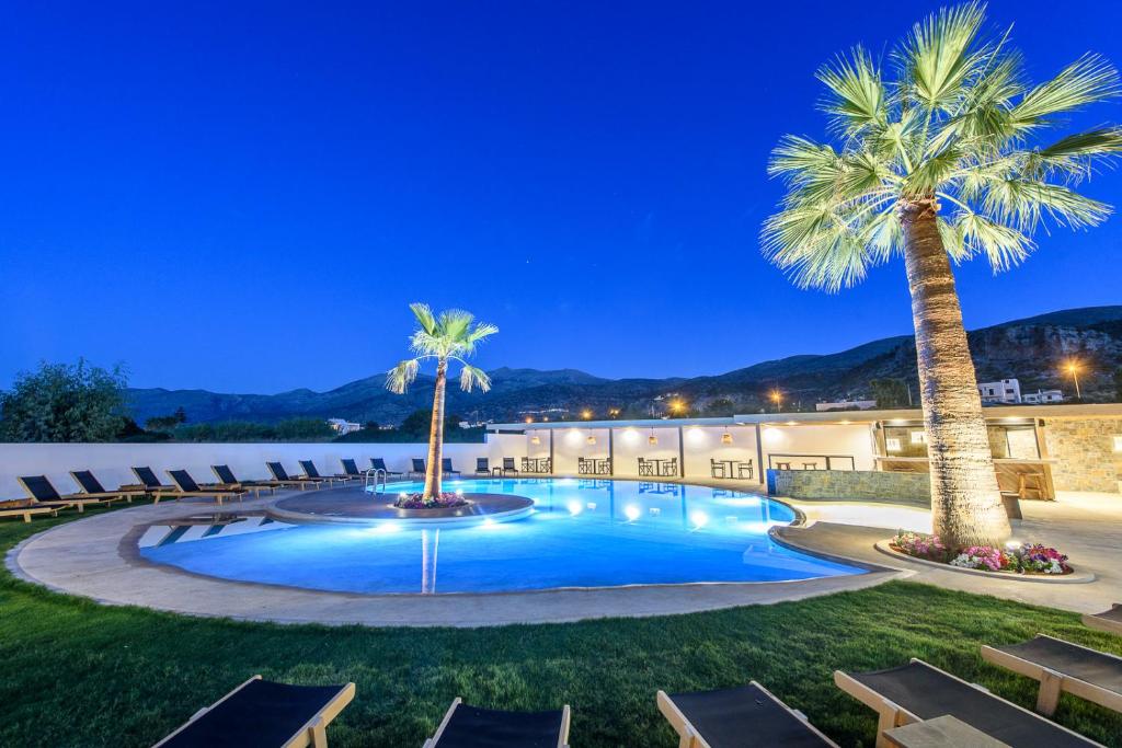 玛利亚AneSea Hotel的一个带棕榈树和躺椅的度假游泳池