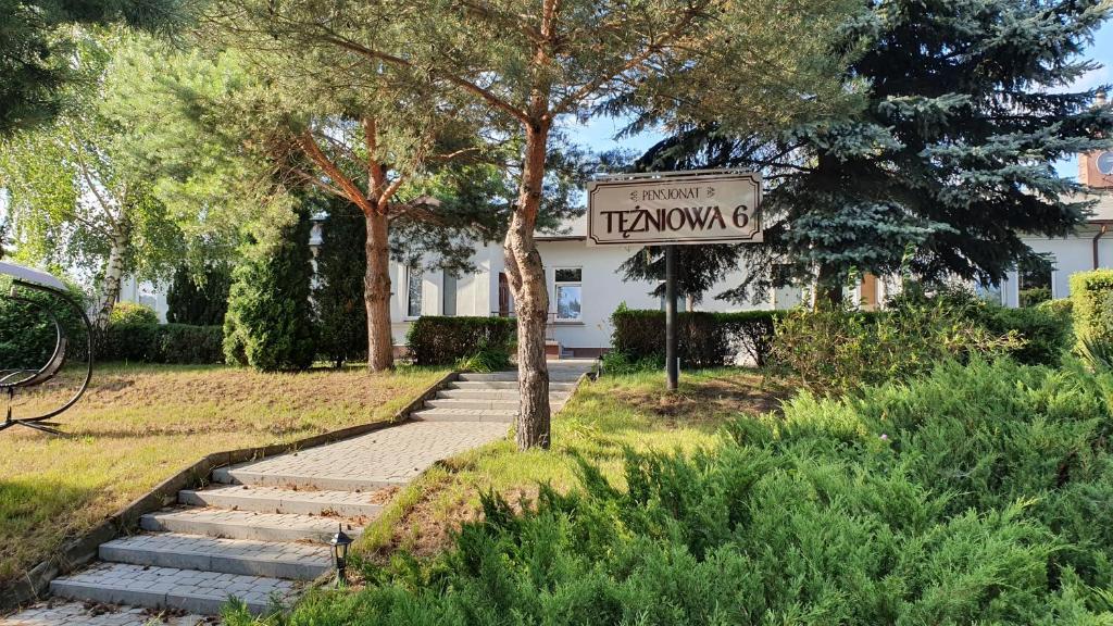 切霍齐内克Pensjonat Tężniowa 6的房屋前有路标的标志
