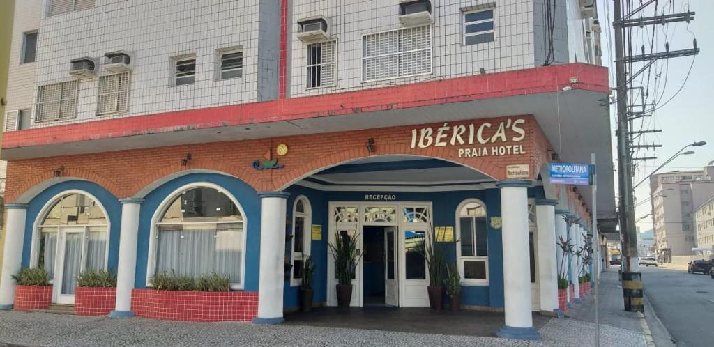 大普拉亚Ibericas Praia Hotel的带有阅读利奇药店标志的建筑