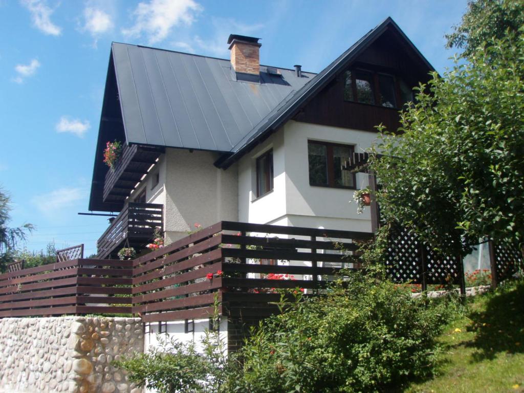 捷克布杰约维采APARTMÁN BERAN的一座带黑色屋顶和木栅栏的房子