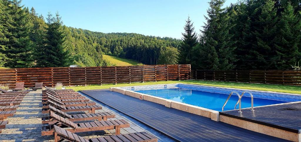 卡夫尼克Vilele SuperSki的一个带木栅栏的庭院内的游泳池