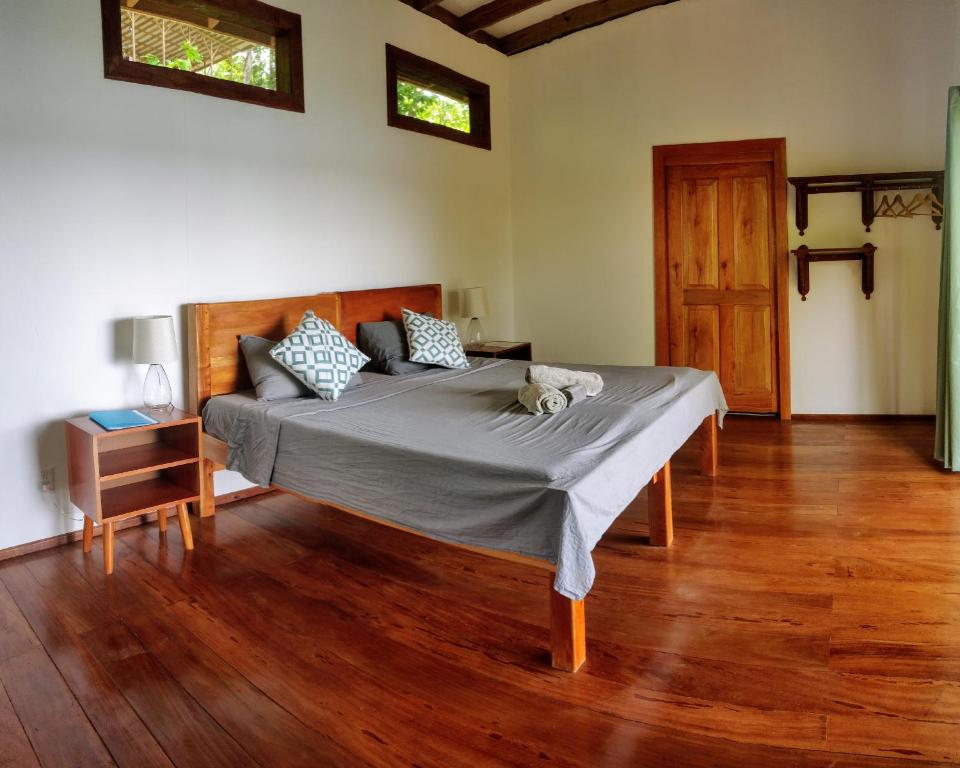 巴斯蒂门多斯Ataraxia的一间卧室配有一张床,铺有木地板
