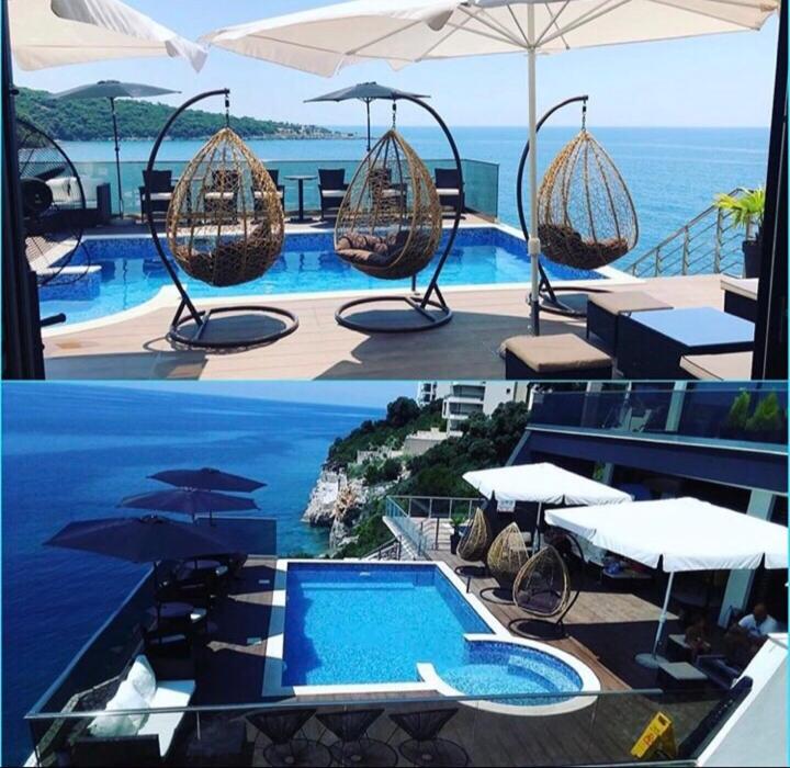 多布拉沃达Apart Lux Beciragic的两张带遮阳伞的游泳池的照片