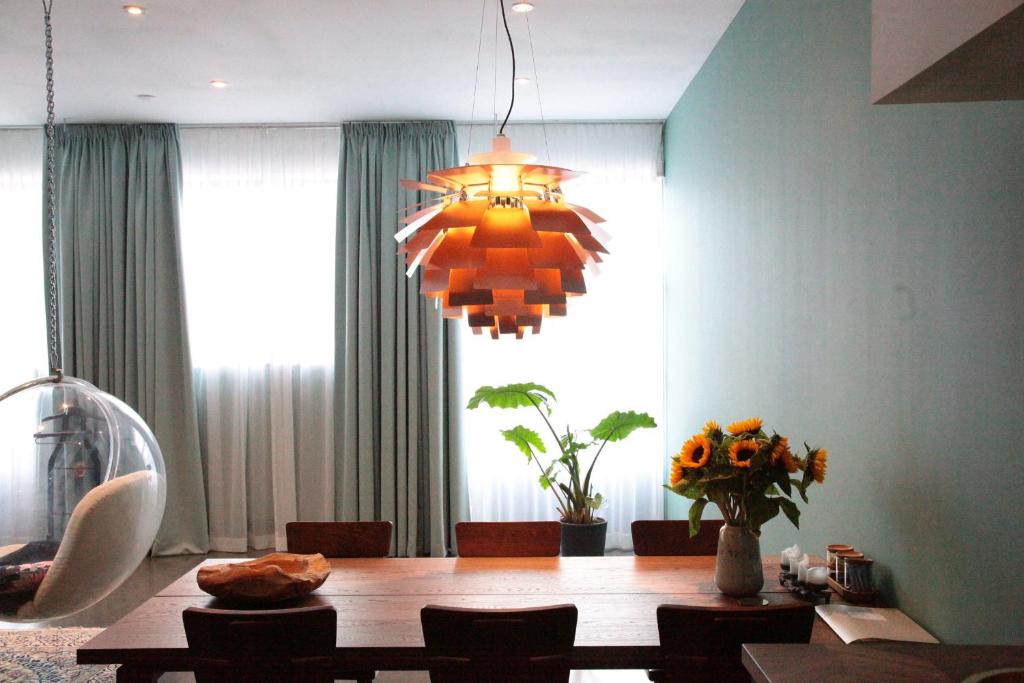 阿姆斯特丹Private Studio - FREE PARKING的一间带桌子和吊灯的用餐室